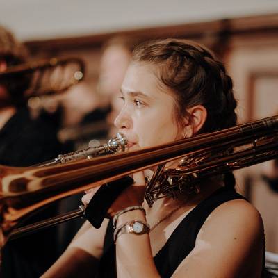 Eine junge Trompeterin beim spielen Ihres Instrumentes