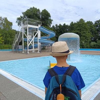Ein Junge steht vor dem Becken im Freibad in Lüderitz