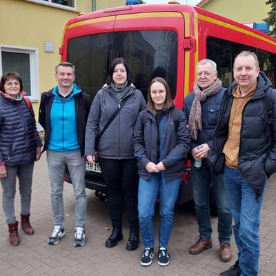 Gruppenbild der Vertreter der Einheitsgemeinde vor einem Feuerwehrfahrzeug