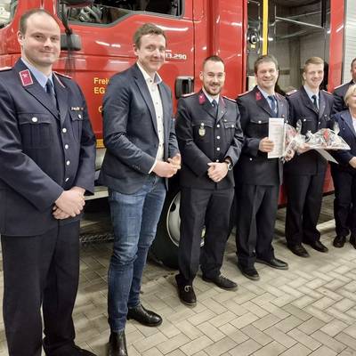 Gruppenbild von Gemeindebürgermeister, Ortsbürgermeisterin und Kammeraden der Feuerwehr