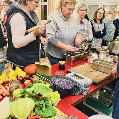 Bürger bereiten gemeinsam Lebensmittel zu